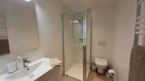 Een douche, een haardroger, zeep, shampoo