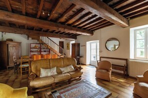 TV, fireplace