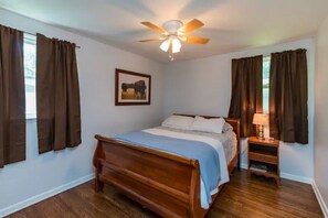 3 bedrooms, iron/ironing board, free WiFi, bed sheets