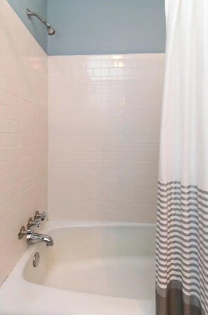 Hair dryer, towels, toilet paper - Urban Art District Abode (Nashville)