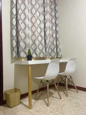 Escritorio, espacio para trabajar con laptop y wifi gratis 