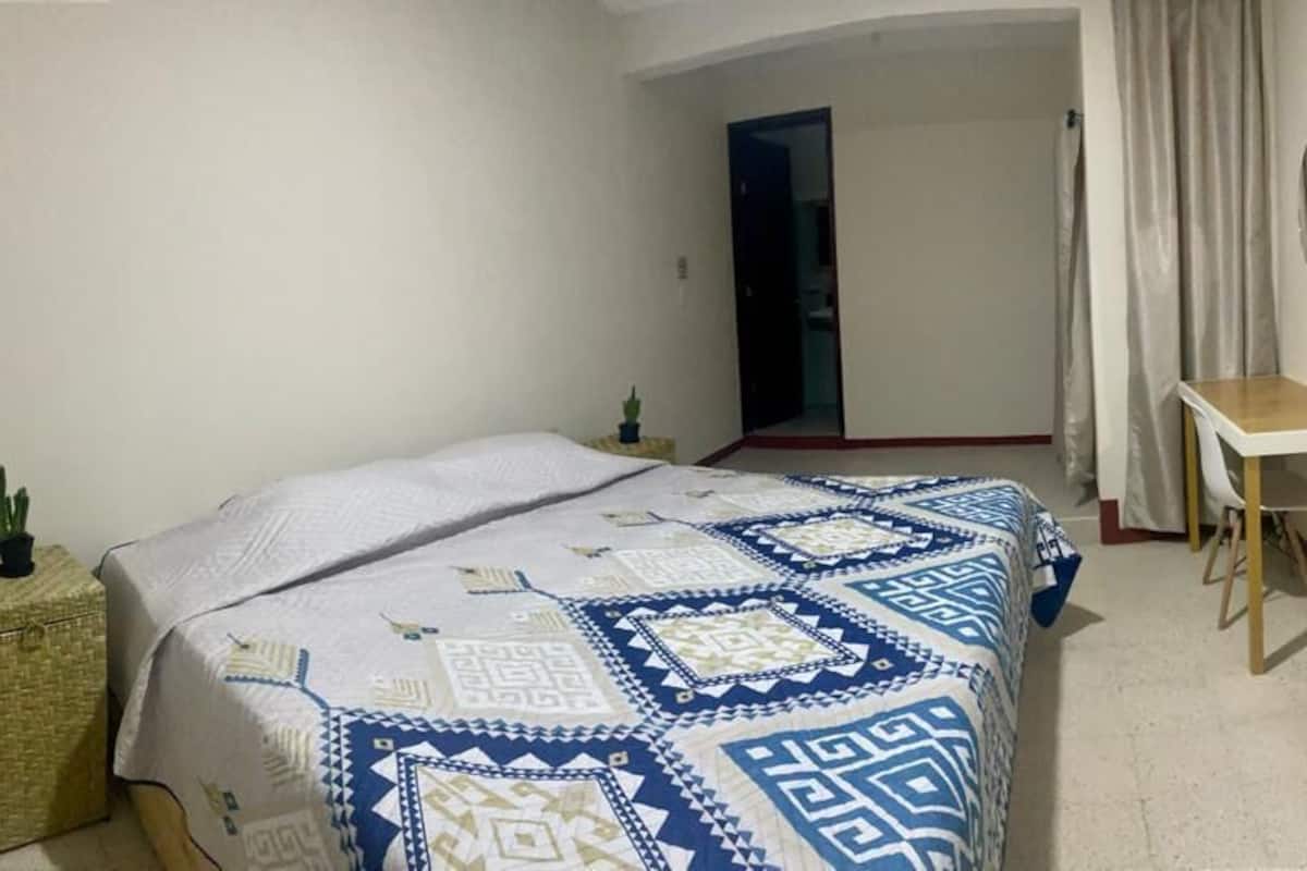 Room | Desk, laptop workspace, WiFi (free), bed sheets