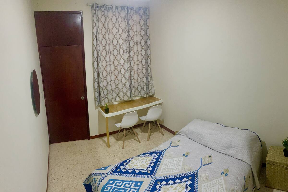 Habitación | Escritorio, espacio para trabajar con laptop y wifi gratis