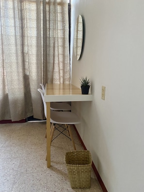 双人房 | 办公桌、笔记本电脑工作区、免费 WiFi、床单