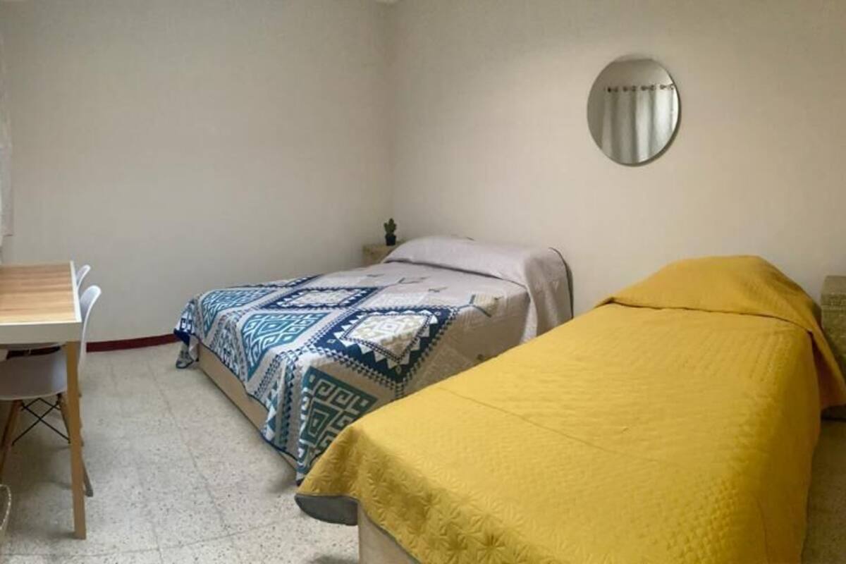 Habitación con 1 cama matrimonial o 2 individuales | Escritorio, espacio para trabajar con laptop y wifi gratis