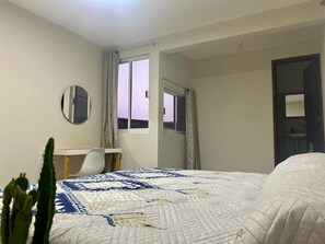 Room | Desk, laptop workspace, free WiFi, bed sheets - Casa Cempoal (Oaxaca)