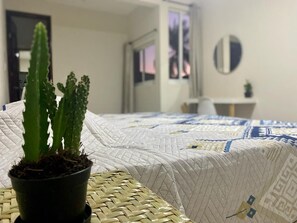 Escritorio, espacio para trabajar con laptop y wifi gratis 