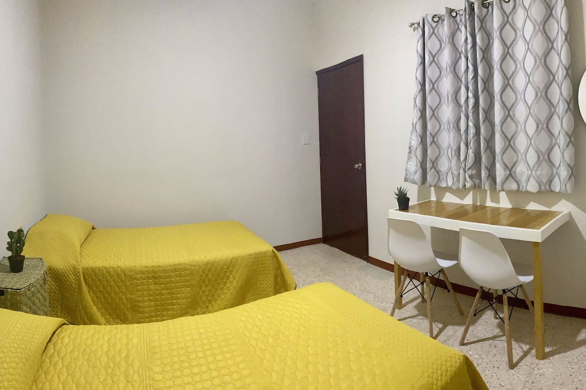 Habitación con 2 camas individuales | Escritorio, espacio para trabajar con laptop y wifi gratis
