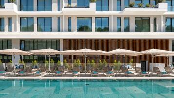 2 piscines couvertes, 2 piscines extérieures