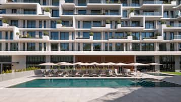 2 indoor pools, 2 outdoor pools