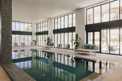 2 piscines couvertes, 2 piscines extérieures