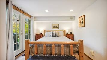 4 bedrooms, desk, iron/ironing board, travel crib