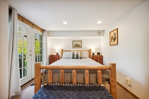 4 bedrooms, desk, iron/ironing board, travel cot