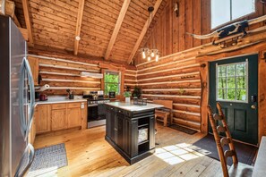 Fridge, microwave, oven, stovetop - Cozy Log Cabin on 15 acres, with private lake, 1 mile from Lake Michigan (Coloma)