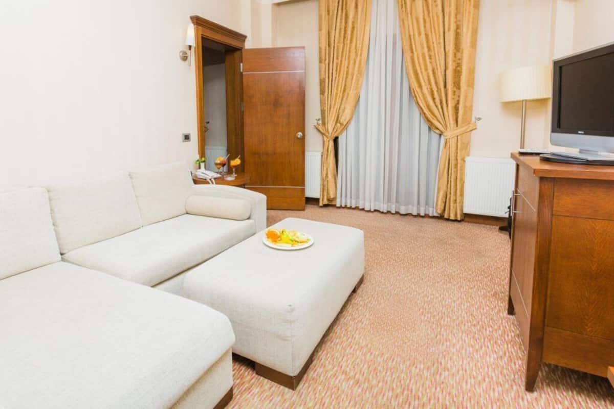 Minibar, laptop workspace, free WiFi, bed sheets