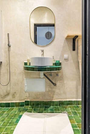 Shower, towels, soap, shampoo