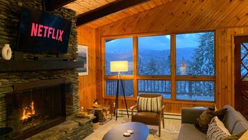 智能電視、壁爐、書籍、電腦螢幕