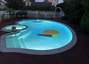 Utendørsbasseng og et oppvarmet basseng