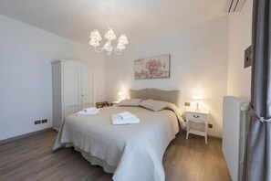 3 camere, una cassaforte in camera, una scrivania, ferro/asse da stiro