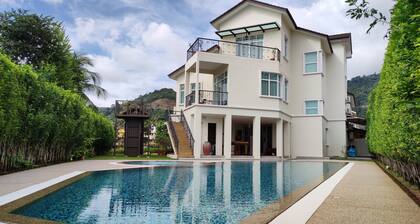 Retreat @Balik Pulau with private swimming pool and basketball court,up to 12pax