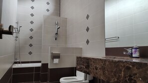 Regadera, bidet, toallas, jabón 
