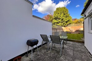 Outdoor dining - Two Bedroom Period Property in Tivoli Cheltenham (Cheltenham)