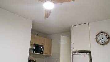 KjĂžleskap, mikrobĂžlgeovn, ovn og kokeplater