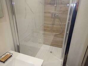 Amenidades de baño gratuitas y secadora de cabello 
