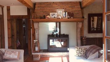 Smart TV, chimenea, reproductor de DVD y tenis de mesa