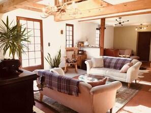 Smart TV, chimenea, reproductor de DVD y tenis de mesa 