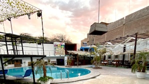 Outdoor pool, pool umbrellas, pool loungers - The Silva Hostel (Ica)