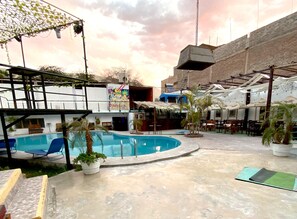 Piscina externa, guarda-sóis, espreguiçadeiras