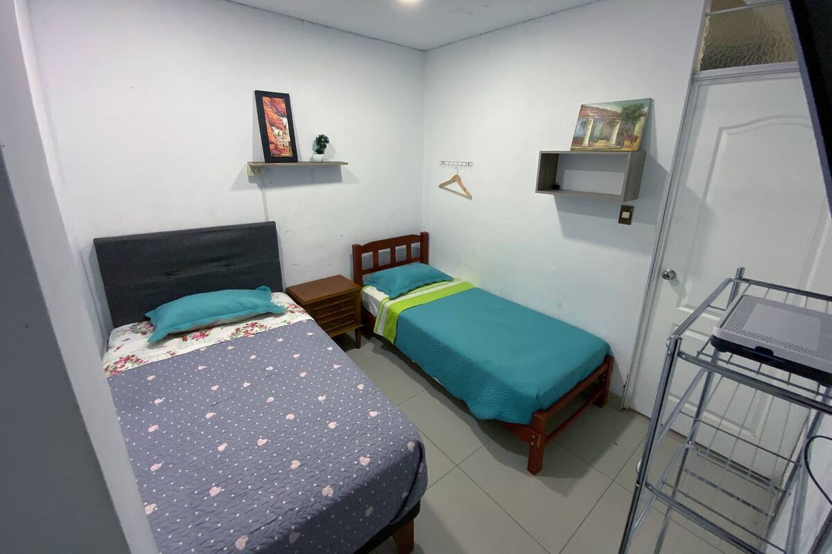 Chambre avec lits jumeaux | Accès au Wi-Fi (inclus), literie fournie