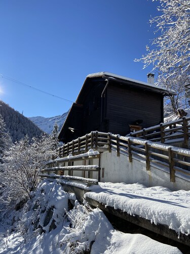Traditional, cosy Chalet - family sized, facing the forest