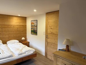 5 bedrooms, WiFi, bed sheets