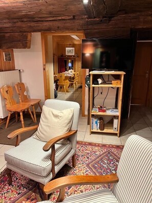 TV connectée, cheminée, livres