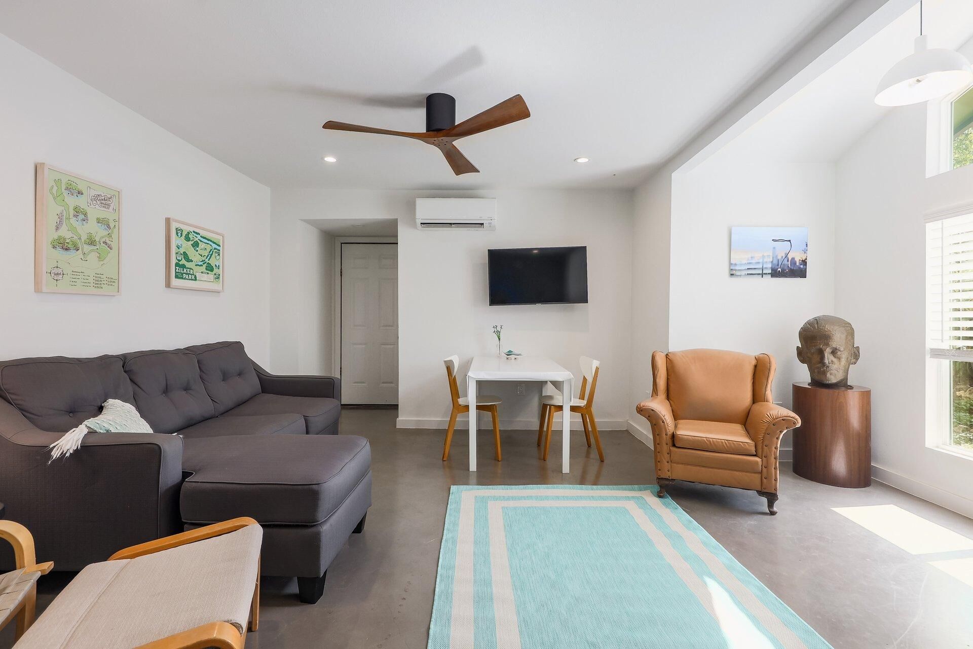 Modern 1-bed, kitchen, queen, TV, WiFi.