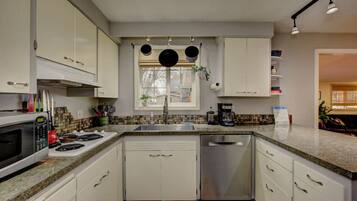 Jääkaappi, mikroaaltouuni, uuni, liesi