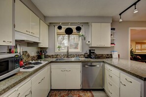 ثلاجة، ميكروويف، فرن، موقد طهي مسطح