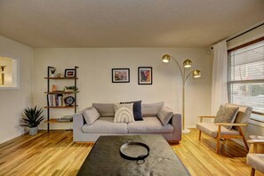 تلفزيون ذكي، مدفأة، كُتُب، مكتب