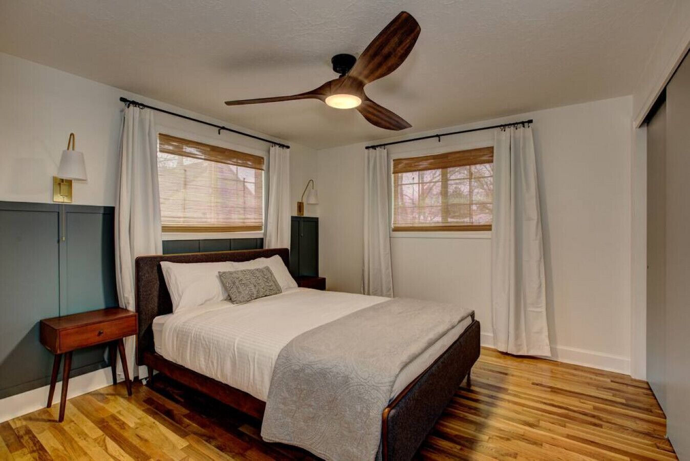 3 bedrooms, desk, iron/ironing board, travel cot