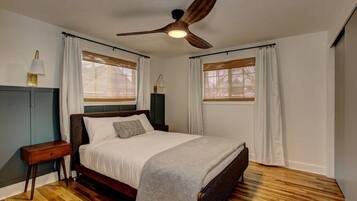 3 bedrooms, desk, iron/ironing board, travel cot