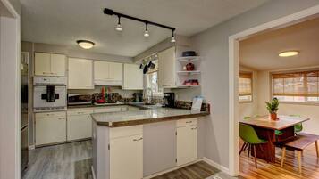 Jääkaappi, mikroaaltouuni, uuni, liesi