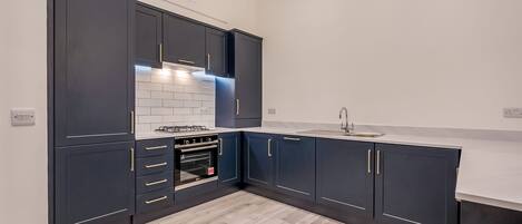 Kjøleskap, mikrobølgeovn, ovn og kokeplater