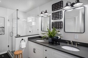 Badewanne, Haartrockner, Handtücher