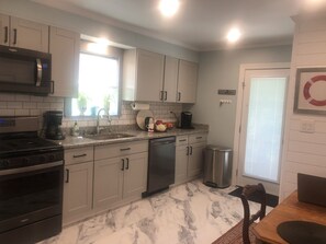 Private kitchen - Savannah Cozy Cottage (Savannah)