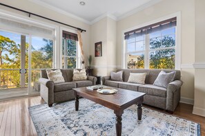 Televisión de pantalla plana y oficina 