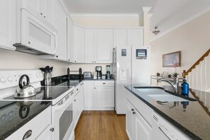 Refrigerador, microondas, horno y parrilla de estufa 