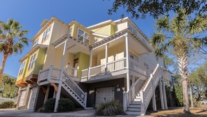 Un immeuble à plusieurs étages doté de balcons, d’un escalier et d’un garage.