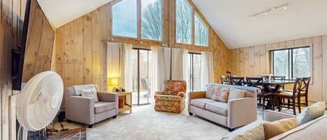 テレビ、暖炉、テーブルサッカー台